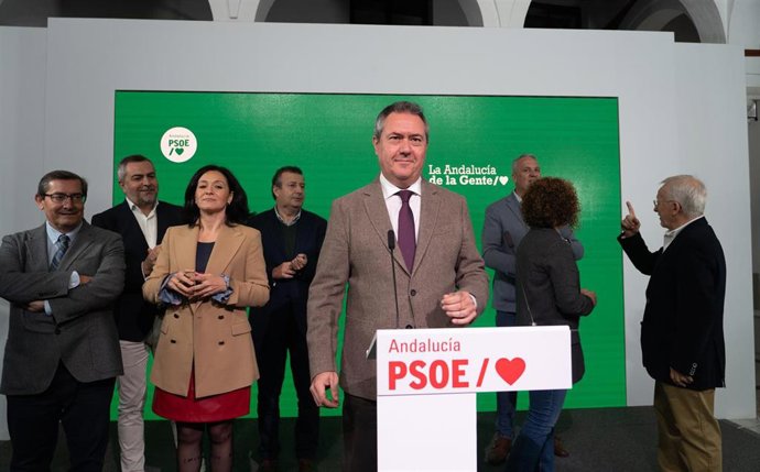 El secretario general del PSOE Juan Espada (c) acompañado de secretarios de las provincias andaluzas a 11 de enero de 2023 en Sevilla, (Andalucía, España). En Sevilla, el secretario general del PSOE de Andalucía, Juan Espadas, comparece en rueda de pren