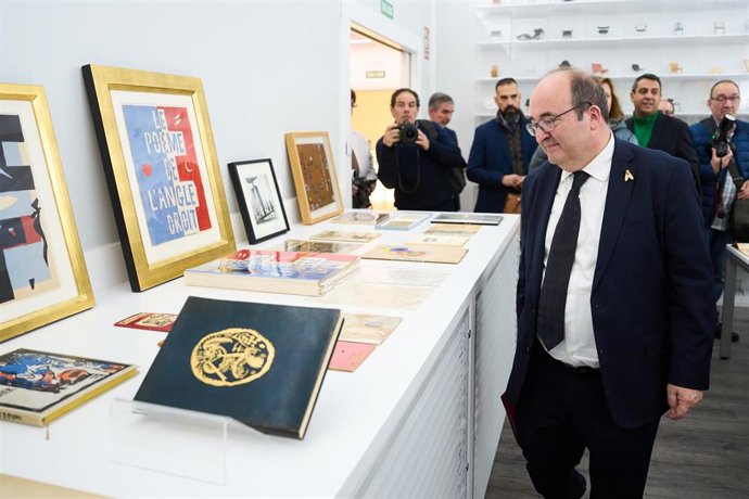 El ministro de Cultura, Miquel Iceta, visita el Archivo Lafuente en el polígono industrial de Heras