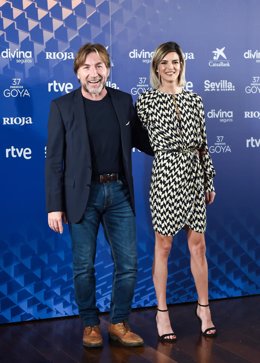 Los actores Antonio de la Torre y Clara Lago posan en un photocall a su llegada a una rueda de prensa de la gala de los Goya 2023 
