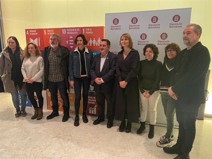 Presentación del programa 'Salto del eje', que se llevará a cabo en barrios de siete municipios de la demarcación de Barcelona.