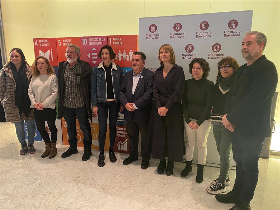 Presentación del programa 'Salto del eje', que se llevará a cabo en barrios de siete municipios de la demarcación de Barcelona.