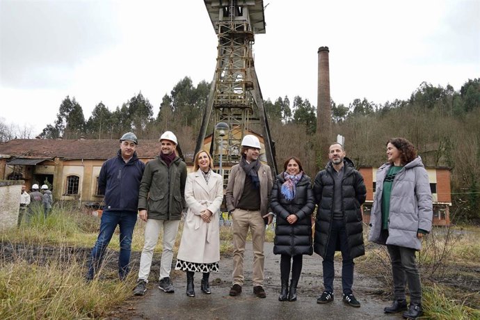 Visita al inicio de las obras de construcción de un vivero empresarial en Lieres
