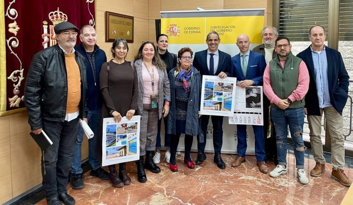 El subdelegado del Gobierno en Cádiz, José Pacheco, presenta el calendario 2023 en el que participan internos y profesionales penitenciarios de la provincia
