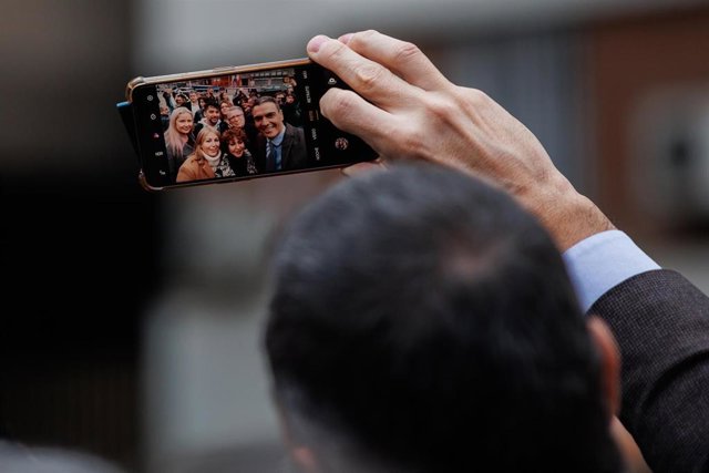 El presidente del Gobierno, Pedro Sánchez, se hace una foto a su salida de la inauguración de las Jornadas Confederales de Acción Sindical de UGT, a 11 de enero de 2023, en Madrid (España).