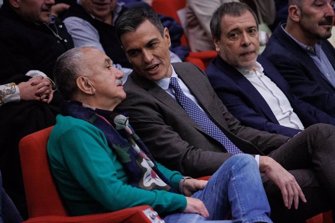 El secretario general de UGT, Pepe Álvarez; el presidente del Gobierno, Pedro Sánchez, y el vicesecretario general de Política Sindical de UGT, Mariano Hoya, en la inauguración de las Jornadas Confederales de Acción Sindical de UGT este miércoles.