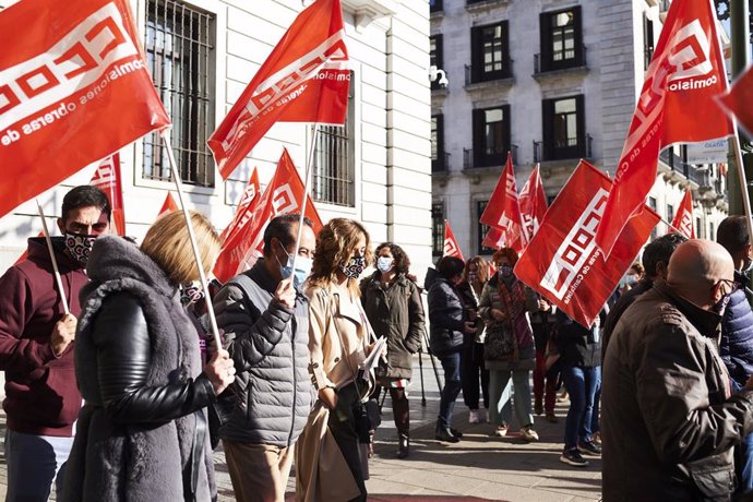 Archivo - Varias personas sostienen banderas de CCOO durante una concentración en Santander, Cantabria (España).