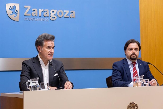 El consejero municipal de Urbanismo y Equipamientos del Ayuntamiento de Zaragoza, Víctor Serrano, y el coordinador de la Asesoría jurídica gratuita frente a la ocupación ilegal, Alberto Peiró.