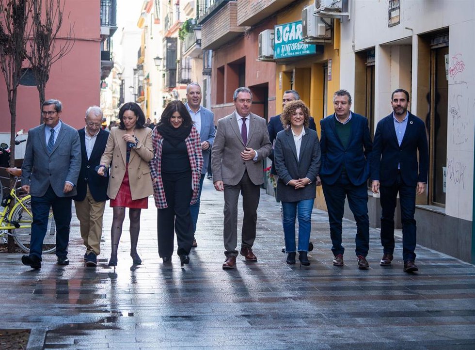 El secretario general del PSOE Juan Espada (c) acompañado de secretarios de las provincias andaluzas a 11 de enero de 2023 en Sevilla, (Andalucía, España). En Sevilla, el secretario general del PSOE de Andalucía, Juan Espadas, comparece en rueda de pren