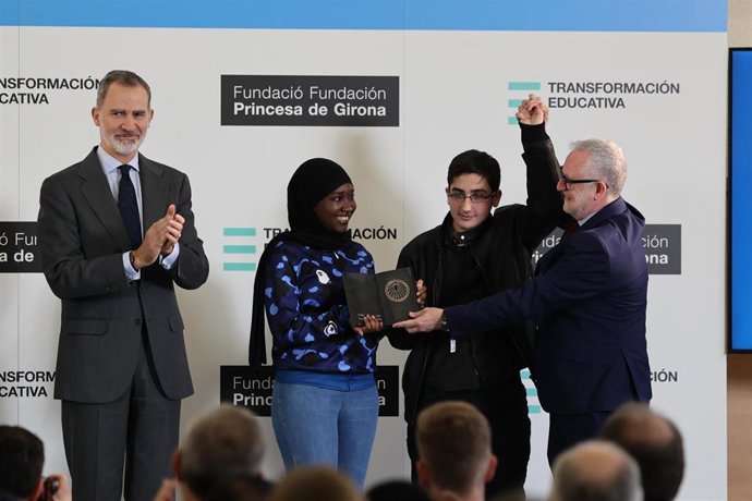 Su Majestad el Rey Felipe VI aplaude durante la entrega del Premio Escuela del Año 2021 de la Fundación Princesa de Girona al IES Ramón y Cajal de Zaragoza.