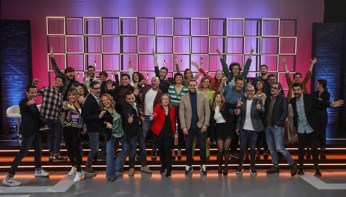 Imagen del director general de  Punt, Alfred Costa, y presentadores y presentadoras de la televisión pública valenciana en el acto en el que han dado a conocer la nueva programación de la cadena para la temporada 2023.