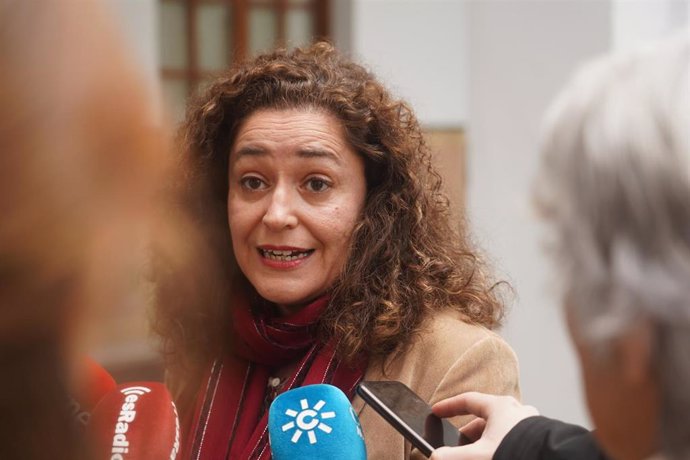 La portavoz del Grupo Parlamentario Por Andalucía, Inmaculada Nieto, atiende a los medios de comunicación en uno de los patios del Parlamento de Andalucía. A 11 de enero de 2023, en Sevilla (Andalucía, España). Los portavoces de los grupos parlamentario