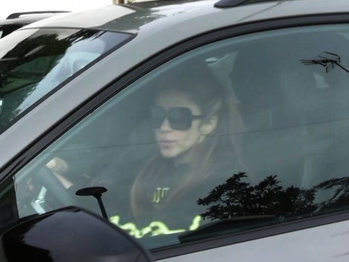 SHAKIRA SALE DE SU CASA