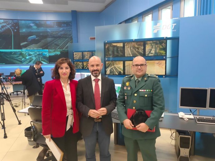 El subdelegado del Gobierno en Málaga, Javier Salas, junto a la Jefa Provincial de Tráfico, Aida Vilaret, y el capitán del Subsector de Tráfico de la Guardia Civil en Málaga, Miguel Ángel Benitez.