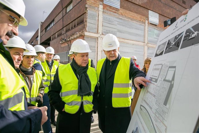 El presidente de C-LM, Emiliano García-Page, en las obras del hospital de Albacete