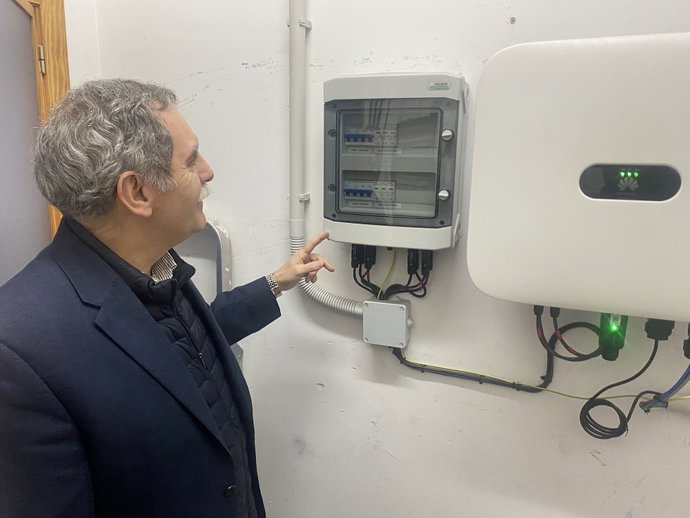 El delegado territorial de Desarrollo Educativo y Formación Profesional, José Francisco Viso, en su visita al IES Gran Capitán.