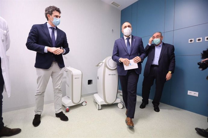 O conselleiro de Sanidade, Julio García Comesaña, visita o Hospital Lucus Augusti (Lugo) para presentar o seu novo equipo de braquiterapia