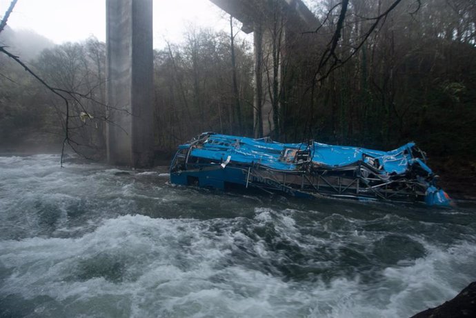 Vista do autobús accidentado na canle do río Lérez, a 27  de decembro de 2022, en Cerdedo-Cotobade, Pontevedra, Galicia (España). Un servizo de guindastres desprazouse ao lugar co obxectivo de tentar levantar o autobús até a ponte. O acci