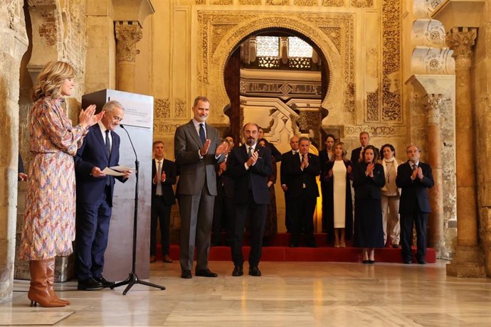 El presidente de las Cortes de Aragón, Javier Sada, interviene durante la visita del Rey Felipe VI al Palacio de la Aljafería de Zaragoza, sede del Parlamento autonómico, para conmemorar los 25 años de la finalización de la última remodelación.