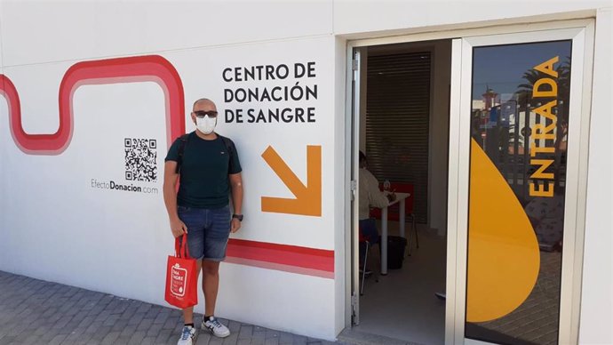 Donante de sangre en un punto del ICHH en Vecindario, en Gran Canaria