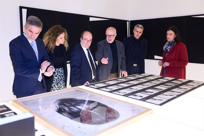 EL ministro de Cultura, Miquel Iceta (tercero por la izquierda), acompañado por otras autoridades y por el coleccionista José María Lafuente durante una visita al Archivo Lafuente