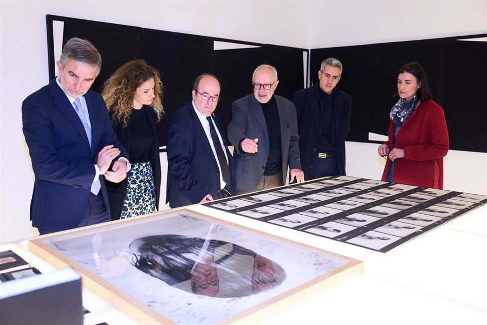EL ministro de Cultura, Miquel Iceta (tercero por la izquierda), acompañado por otras autoridades y por el coleccionista José María Lafuente durante una visita al Archivo Lafuente
