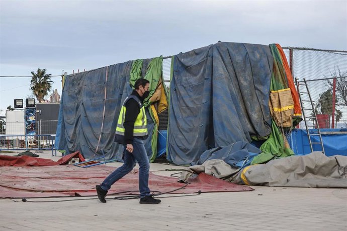 Archivo - Un policía nacional en la atracción hinchable de Mislata