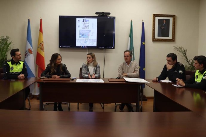 La alcaldesa de Alcalá de Guadaíra, Ana Isabel Jiménez, ha presentado este miércoles el proyecto de ampliación de la Jefatura de la Policía Local.