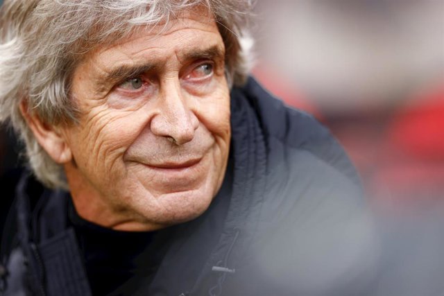 Manuel Pellegrini, entrenador del Real Betis, en el partido de LaLiga Santander contra el Rayo en el Estadio de Vallecas en enero de 2023.
