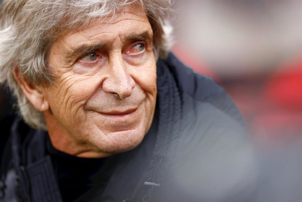 Manuel Pellegrini, entrenador del Real Betis, en el partido de LaLiga Santander contra el Rayo en el Estadio de Vallecas en enero de 2023.