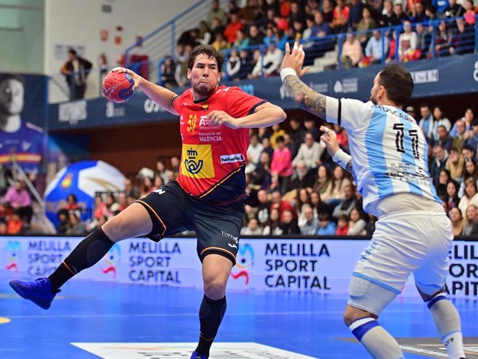 Dani Dujshebaev intenta un lanzamiento durante el España-Argentina del Torneo Internacional de España 2023