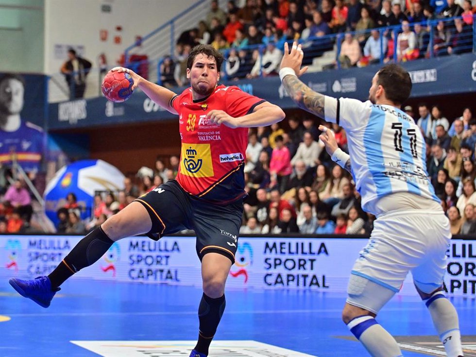 Dani Dujshebaev intenta un lanzamiento durante el España-Argentina del Torneo Internacional de España 2023