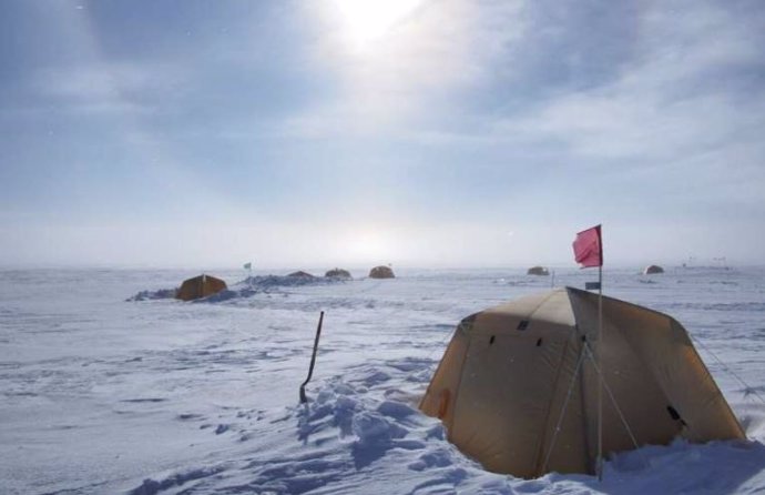 Un campamento de investigación en la capa de hielo de la Antártida Occidental (WAIS)