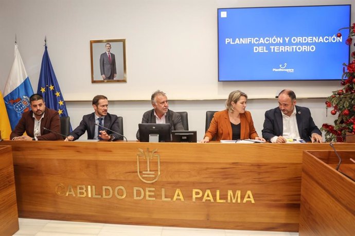 El presidente del Gobierno de Canarias, Ángel Víctor Torres (c), en un encuentro con las instituciones de La Palma para abordar la reconstrucción del Valle de Aridane