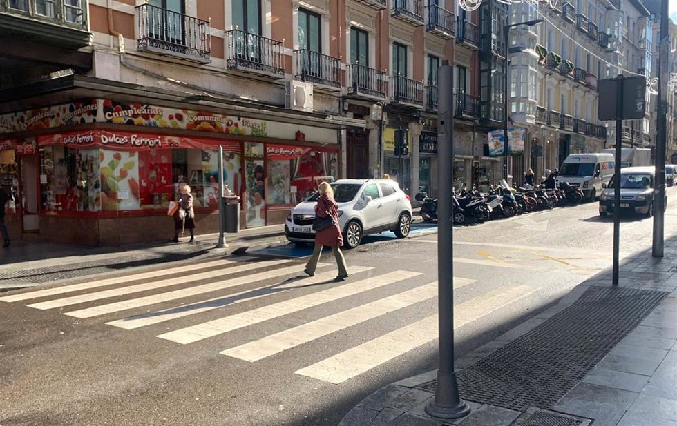 Paso de peatones en la calle Duque de la Victoria del cual se ha eliminado el semáforo.