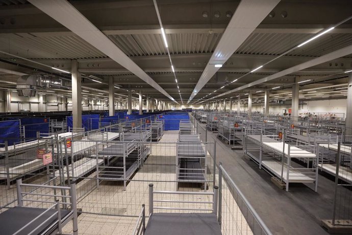 09 January 2023, Thuringia, Hermsdorf: Beds separated by privacy wall stand in a hall at the emergency shelter for the Ukrainian refugees. A total of 700 people can be accommodated in the hall. Photo: Bodo Schackow/dpa