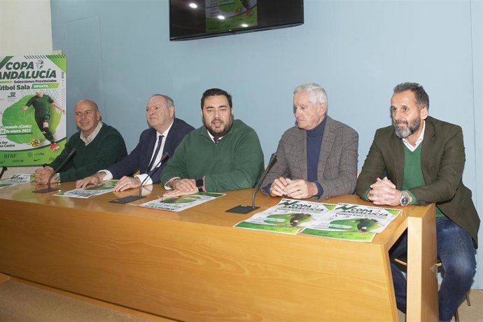 El diputado de Deportes, Jaime Armario; los concejales del Ayuntamiento de San Fernando, Antonio Luis Rojas y Francisco José Posada; el presidente de la Federación Andaluza de Fútbol, RFAF, Pedro Curtido, y su secretario Salvador Sánchez Rincón