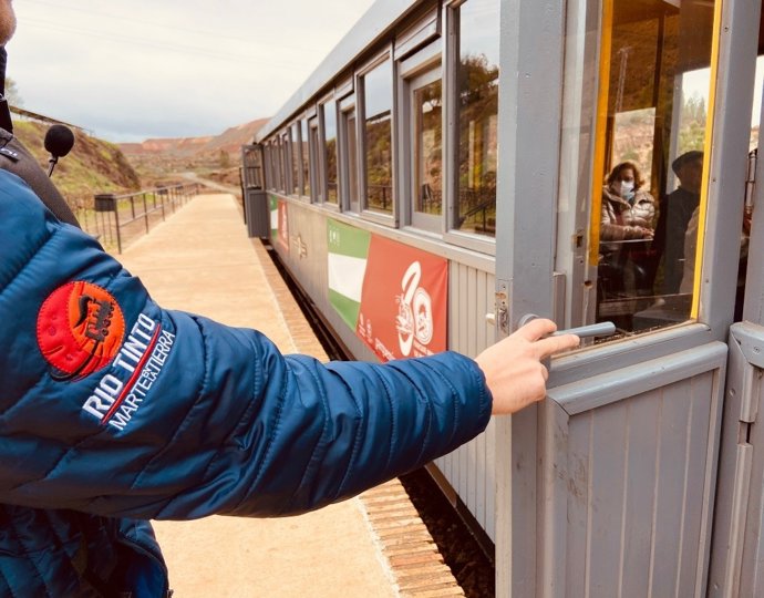 El ferrocarril turístico, engalanado con motivo del 30 Aniversario del Parque Minero.