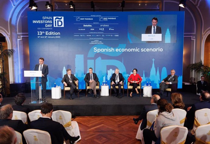 (I-D) El responsable de HCLTech Iberia, Adolfo Calviño; el Presidente y CEO de Equipo Económico; Ricardo Martínez Rico; el director de Macroeconomía y Análisis Internacional en FUNCAS, Raymond Torres; el Economista Jefe de BNP Paribas Exane, Frédéic Pre