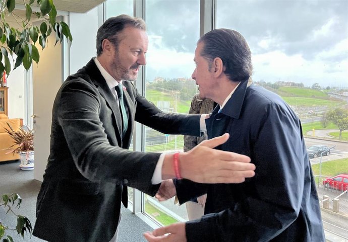 El consejero de Desarrollo Rural, Ganadería, Pesca, Alimentación y Medio Ambiente del Gobierno de Cantabria, Guillermo Blanco (izda), y el presidente de la Asociación de Hostelería de Cantabria, Francisco Agudo