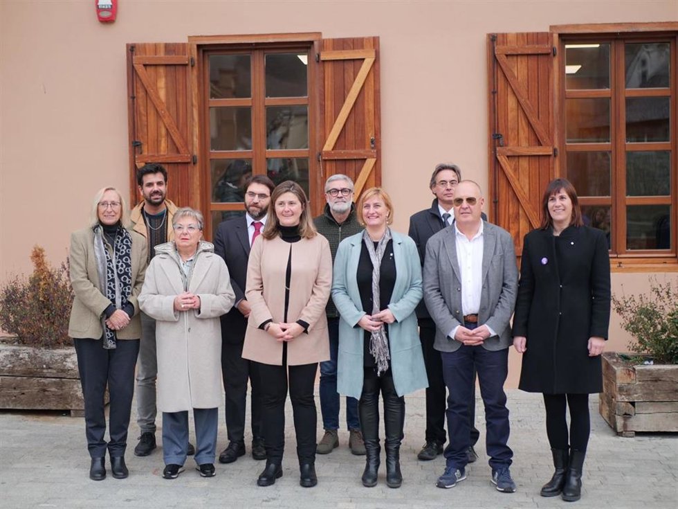 La Mesa del Parlament se reúne en el Conselh Generau d'Aran, tras ser recibida por la síndica Maria Vergés.