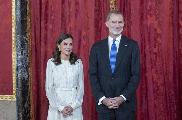 Archivo - El Rey Felipe VI y la Reina Letizia en la recepción del presidente y la primera dama de la República del Paraguay, antes de un almuerzo, en el Palacio de la Zarzuela, a 3 de noviembre de 2022, en Madrid (España). Antes del almuerzo, el preside
