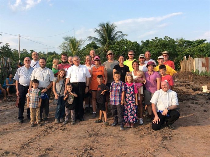El obispo de Córdoba, Demetrio Fernández (centro), en una anterior visita a Picota.