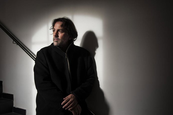 El cineasta Isaki Lacuesta posa para Europa Press en la Antiga Fbrica Estrella Damm de Barcelona