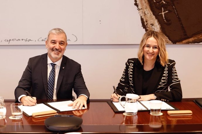 El primer teniente de alcalde de Barcelona, Jaume Collboni, y la directora de Asuntos Corporativos y Acceso al Mercado de AstraZeneca, Marta Moreno, firman el convenio de colaboración.