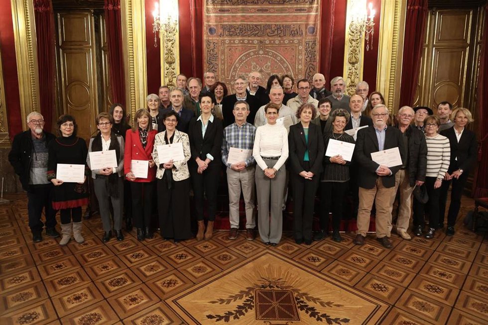 La presidenta de Navarra, María Chivite, con varias de las personas que han donado objetos la Comunidad foral.