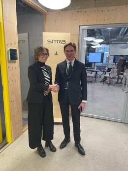 La consellera de Acción Exterior y Unión Europea, Meritxell Serret, y el exprimer ministro finlandés y excomisario europeo, Jyrki Katainen.