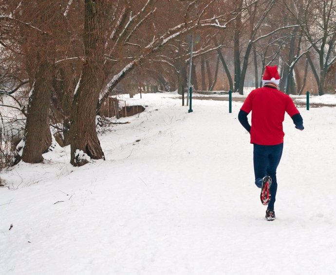 Archivo - Hombre corriendo en la nieve.