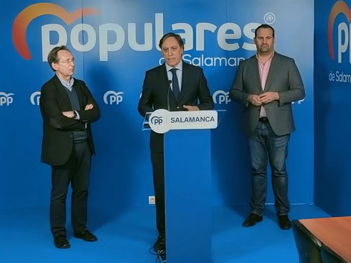 El candidato del PP a la Alcaldía de Salamanca, Carlos García Carbayo (c), junto a los populares salmantinos Gonzalo Robles (i) y David Mingo (d).