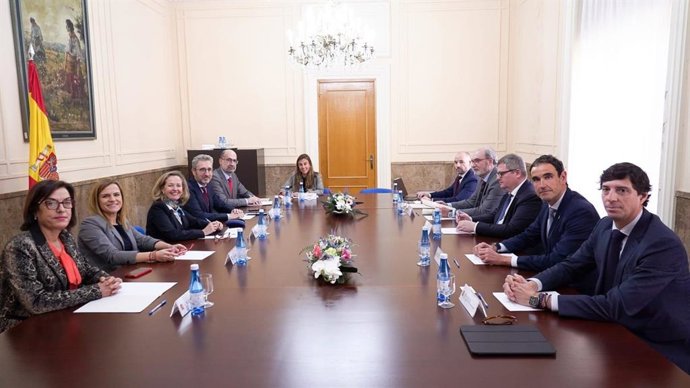 La ministra de Asuntos Económicos y Transformación Digital, Nadia Calviño, se reúne con representantes del clúster cerámico