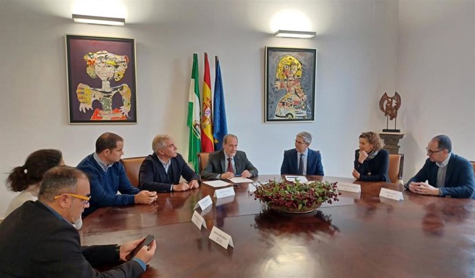 Responsables del Palacio de Congresos y de la Asociación de Empresas Organizadoras Profesionales de Congresos durante el encuentro mantenido.